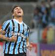 <p>Vargas dificilmente ficará no Grêmio para 2014; interessado, Santos tenta convencer o Napoli a ceder o chileno por empréstimo novamente</p>  Foto: Luciano Leon / Futura Press