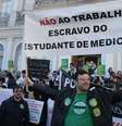 <p>M&eacute;dicos criticaram a amplia&ccedil;&atilde;o do curso de medicina durante protesto em Porto Alegre</p>  Foto: Daniel Boucinha / Futura Press