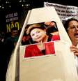 <p>Em protesto em S&atilde;o Paulo, manifestantes exibiram caix&otilde;es com rostos dos ministro Alo&iacute;zio Mercadante e Alexandre Padilha, al&eacute;m da presidente Dilma Rousseff</p>  Foto: Bruno Santos / Terra