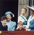 <p>Lady Di costumava vestir os filhos com shorts ou macacões com camisetinhas claras</p>  Foto: AP