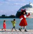 A Castaway Cay é a ilha da Disney Cruise Line, nas Bahamas. Com praias exclusivas para adultos e crianças e atividades esportivas e de entretenimento, a ilha foi cenário do filme Splash  Uma Sereia em Minha Vida, com Tom Hanks e Daryl Hannah   Foto: Disney Cruise Line/Divulgação