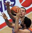 <p>Antes de fechar com os Celtics, Faverani (com a bola) realizou vários treinamentos privados com técnicos de várias equipes da NBA</p>  Foto: AFP