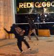 <p>Além dos danos no prédio da Globo e num veículo do SBT, ônibus foram pichados com a inscrição "Fora Cabral"</p>  Foto: Daniel Ramalho / Terra