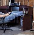 Os home brokers podem atuar de casa, do escritório ou de qualquer lugar; tudo é feito pela internet  Foto: Shutterstock