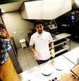 <p>Chef Rodrigo em sua nova casa, o Esquina Mocotó: a cozinha é aberta e os clientes podem ver a montagem dos pratos</p>  Foto: Bruno Santos / Terra