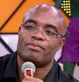 Anderson Silva se emocionou ao falar sobre seus erros e as insinuações sobre uma fraude  Foto: Record / Divulgação