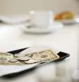 <p>Dar moedas em bares e cafés é melhor opção para gorjetas</p>  Foto: Getty Images 