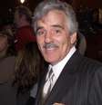 Dennis Farina na première de 'Snatch', em 2001; ator morreu devido a um coagulo no pulmão   Foto: Getty Images 