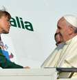 O avião do papa Francisco decolou às 8h55 (horário de Roma) com destino ao Rio de Janeiro  Foto: AFP