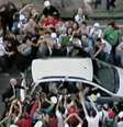 <p>Seguranças tiveram trabalho para conter população durante trajeto do Papa</p>  Foto: Terra