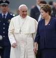 <p>O papa Francisco foi recebido pela presidente Dilma Rousseff ao desembarcar na Base Aérea do Galeão</p>  Foto: AP