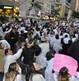 <p>Em Curitiba, m&eacute;dicos bloquearam cruzamento no centro da cidade</p>  Foto: Roger Pereira / Especial para Terra