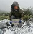 <p>Morador posa para foto em meio &agrave; neve em Urupema, Santa Catarina</p>  Foto: Jean Carlos Gilli / vc repórter