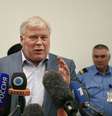 O advogado Anatoli Kucherena conversa com jornalistas no aeroporto Sheremetievo  Foto: AP