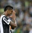 <p>Jô leva as mãos à cabeça e lamenta chance perdida</p>  Foto: Ricardo Matsukawa / Terra