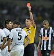 <p>Manzur foi expulso no fim do segundo tempo e facilitou a missão do Atlético-MG</p>  Foto: Reuters