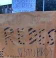 Estudantes da UnB fazem recepção com cartaz que faz referência a estupro  Foto: Reprodução