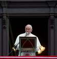 <p>O papa Francisco reza a Ora&ccedil;&atilde;o do &Acirc;ngelus diante de uma multid&atilde;o de fi&eacute;is no Pal&aacute;cio S&atilde;o Joaquim, no bairro da Gl&oacute;ria, no Rio de Janeiro</p>  Foto: Mauro Pimentel / Terra