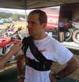 <p>Dono de cinco títulos do Rally dos Sertões, Jean Azevedo corre com proteção sobre o ombro</p>  Foto: Emanuel Colombari / Terra