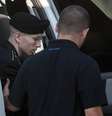 Bradley Manning é escoltado na chegada ao tribunal  Foto: AFP