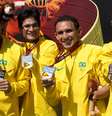 <p>Equipe brasileira festeja medalha de prata no pódio em Lyon</p>  Foto: Marcio Rodrigues/MPIX/CPB / Divulgação