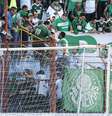 <p>Torcedores palmeirenses brigaram entre si nas arquibancadas do est&aacute;dio do interior</p>  Foto: Miguel Schincariol / Agência Lance