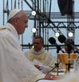 <b>28 de julho</b> - O papa Francisco celebra a Missa do Envio diante de milhares de fiéis na praia de Copacabana  Foto: Beth Santos / PCRJ / Divulgação