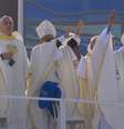 <p>Bispos participam da dança ensaiada para o flash mob antes da Missa de Envio rezada pelo Papa</p>  Foto: Terra TV / Reprodução