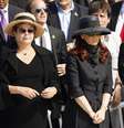 <p>Cristina Kirchner (centro) acompanha a missa do Papa ao lado da presidente Dilma e do boliviano Evo Morales</p>  Foto: Reuters