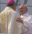 <p>Papa Francisco e dom Orani se abraçam afetuosamente após a mensagem inicial do arcebispo</p>  Foto: Terra TV / Reprodução