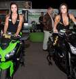 <p>Mulheres lindas e máquinas velozes fizeram a cabeça do público em evento de motociclistas no Distrito Federal</p>  Foto: Santini Iskra / vc repórter