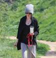 <p>A atriz apareceu algumas vezes com um gorro enorme para tentar se esconder</p>  Foto: The Grosby Group