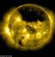 <p>Buraco no Sol foi registrado pela Nasa em julho: inversão de campo magnético deve ocorrer em breve</p>  Foto: Nasa / Divulgação
