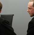 Breivik (dir.) durante o seu julgamento, em setembro do ano passado  Foto: Reuters