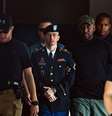 Bradley Manning deixa julgamento, depois de ter sido considerado culpado de espionagem  Foto: EFE