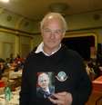 John Shipton segura uma foto do filho famoso, que vive na embaixada do Equador em Londres há cerca de um ano  Foto: Liz Lacerda / Especial para Terra