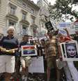 Ativistas protestam em frente ao consulado da Rússia em Nova York, na quarta-feira   Foto: AP