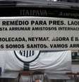 <p>Faixa da padaria A Santista critica a viagem do presidente Luis Álvaro e pede para os jovens do Santos não aliviarem para Neymar</p>  Foto: Divulgação