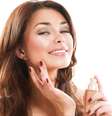 Quando for aplicar a base e o corretivo, escolha produtos com o tom exato da sua pele  Foto: Shutterstock