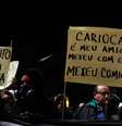 Em São Paulo, manifestante carrega cartaz com mensagem de apoio a protestos no Rio de Janeiro  Foto: Alice Vergueiro / Futura Press