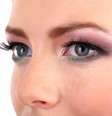  A região dos olhos é um dos locais mais difíceis de remover a maquiagem. Isso porque as máscaras para cílios e delineadores costumam ser à prova dágua   Foto: Shutterstock