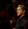 <p>Bruce Buffer foi presenteado com camisa do Palmeiras</p>  Foto: Mauro Pimentel / Terra