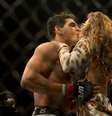 <p>Mutante comemora vitória arrasadora beijando a mulher, Pollyana</p>  Foto: Mauro Pimentel / Terra