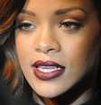 O look de Rihanna é clean e aposta em uma tendência de moda: o batom Burgundy  Foto: Getty Images 