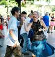 <p>Casal dança durante o Baile Popular que acontece ao cair da tarde no Paris Plage</p>  Foto: Mário Camera / Especial para Terra