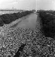 Visão panorâmica das 200 mil pessoas reunidas no Lincoln Memorial, em Washington DC, em 28 de agosto de 1963, para o histórico discurso de Martin Luther Ling  Foto: Kurt Severin / Getty Images 