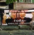 <p>Do lado de fora da Vila Belmiro, protestos foram realizados ao presidente Luis Alvaro</p>  Foto: Dassler Marques / Terra