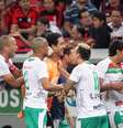 <p>De cabeça, goleiro Lauro empatou para Portuguesa contra Flamengo</p>  Foto: Francisco Stuckert / Agência Lance