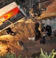 <p>O ônibus caiu de um viaduto em Itaguaí, matando ao menos 7 pessoas</p>  Foto: Antônio Luis / Futura Press