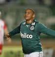 <p>Atacante confirmou o status de ídolo do torcedor goiano com um gol em cada tempo</p>  Foto: Carlos Costa / Futura Press